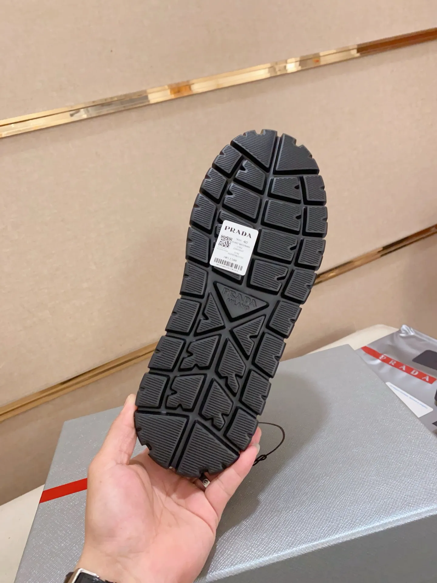 Men's shoes💰 620💰 ✔️✔️✔️Higher version High-quality new PRADA counters are launched simultaneously. The new men's shoes and 😘fabrics are selected from first-layer cowhide and are made by pure handicrafts. Lining: Full cowhide lining. 👍🏿 High-end ☄️ air-cushion molded anti-slip rubber outsole, exquisite lines, simple and elegant, comfortable and high-end for leisure travel. Code number: 38 to 44